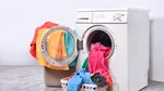 Obiceiul care scurtează viața mașinii de spălat. Specialiștii explică de ce ușa nu trebuie lăsată deschisă permanent