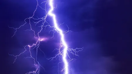 Un bărbat din Vrancea a murit după ce a fost lovit de fulger. Ploile torențiale au afectat 26 de județe
