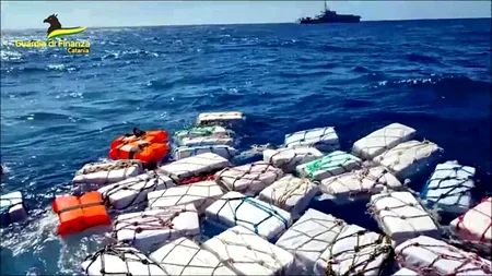 Două tone de cocaină, găsite plutind pe mare. <strong>Captura uriaşă, estimată la peste 400 milioane de euro</strong>