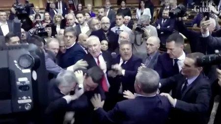 Așa arată o bătaie strașnică în Parlament: și-au cărat pumni și picioare, motivul fiind un incident care s-a lăsat cu morți (VIDEO)
