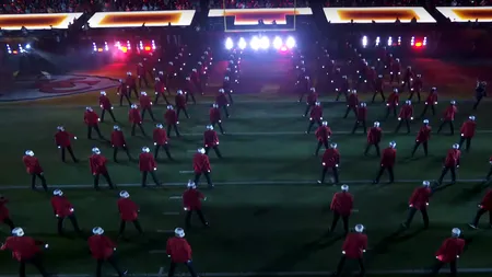 VIDEO De ce au avut zeci de dansatori capul bandajat la Super Bowl 2021