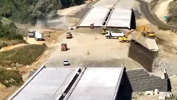Mobilizare bună pe șantierul secțiuni 4 Tigveni – Curtea de Argeș a Autostrăzii Sibiu – Pitești. Porr pregătește asfaltul (VIDEO)