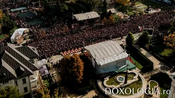 Pelerinaj istoric la Iaşi de Sfânta Parascheva: 32.000 de oameni la Sfânta Liturghie şi familii premiate pentru credinţă şi dăruire