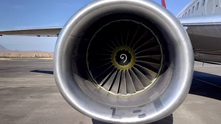 O persoană a fost aspirată de motorul unui avion, pe aeroportul Schiphol