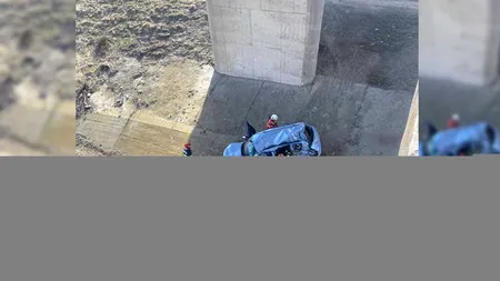 Accident grav în Ialomița. O maşina a căzut de pe un pod într-un canal de irigaţii betonat