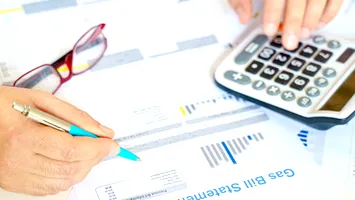 Gerul năprasnic îi îngheață, la propriu, pe români. Ce surprize vor avea la facturi după valul de aer rece