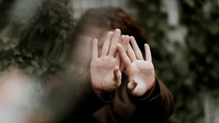 Apel la 112, în miez de noapte. O fetiță de zece ani a sesizat polițiștilor că este sechestatrată