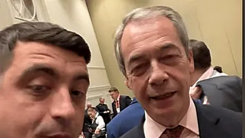 Farage atacă românii din Marea Britanie, Simion îl legitimează politic