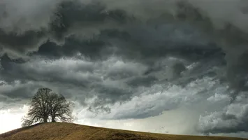 Ședință de urgență a CMSU, după ce vremea a făcut ravagii. Meteorologii anunță furtuni și inundații