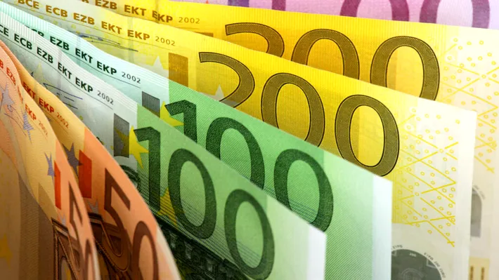 Moneda națională s-a apreciat, luni, până la 4,9761 lei, în raport cu euro. Depreciere mare, față de CHF