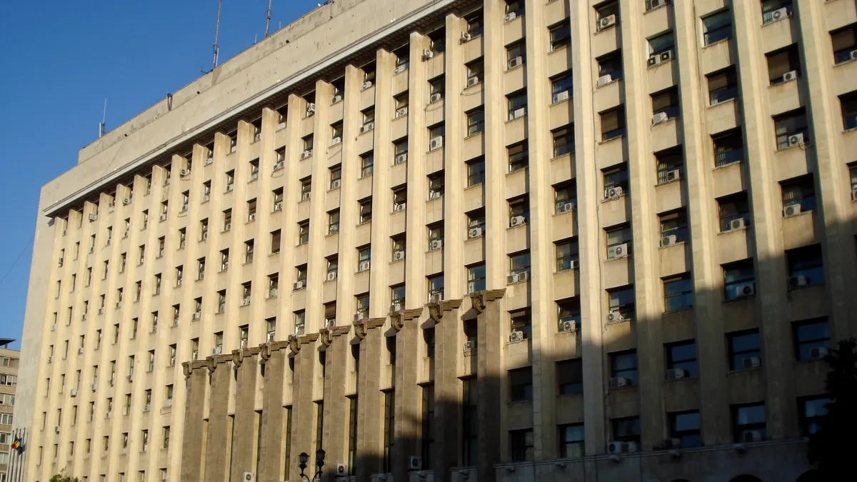 Lift cu șase persoane, prăbușit în sediul Ministerului Transporturilor din București