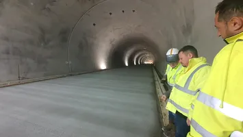 Spectacol pe Autostrada Sibiu – Pitești: s-a turnat asfaltul în tunelul Curtea de Argeș VIDEO