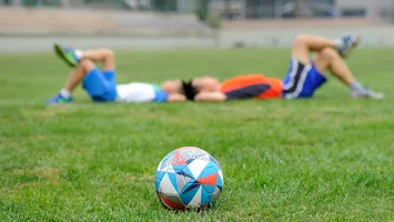 Scandal la un meci de fotbal între adolescenți, finalizat cu condamnări pentru părinți: bătaie în parcare, daune morale de 2.000 de euro