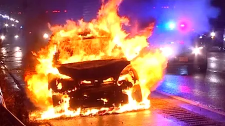 Din nou Leeds: O femeie și-a incendiat mașina, cu copiii în ea