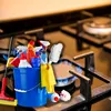 Cum cureți grătarul aragazului de grăsimea arsă: 4 metode cu produse pe care oricine le are în casă
