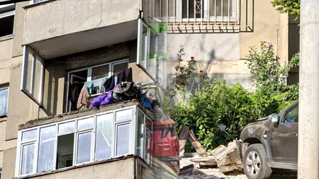 Balcon prăbușit peste mașini la un bloc din București: ISC deschide anchetă