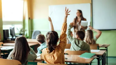Profesorii sub lupă: fișele de feedback, un test al maturității profesionale sau o bombă cu ceas în școlile românești?