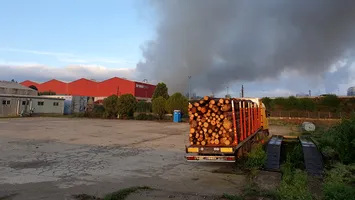 Patru persoane rănite într-o explozie urmată de incendiu la fabrica de prelucrare a lemnului din Sebeş