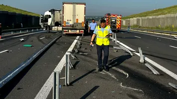 Un TIR a făcut praf o autoutilitară și parapeții de protecție pe DEx12 Craiova – Pitești! Un bărbat a murit pe loc (VIDEO)