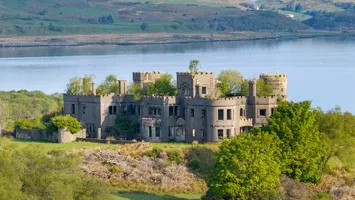 O bijuterie scoțiană pe piață: o insulă întreagă, cu ruine de castel, caută un nou proprietar