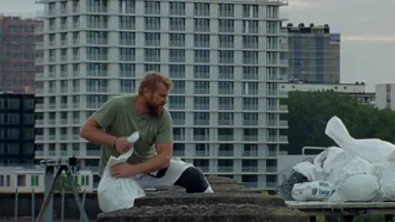 De la tâmplar la star de cinema. Cum a ajuns un român vocea muncitorilor imigranţi din Bruxelles