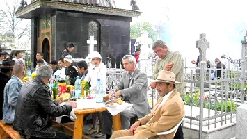 „Nu transformați cimitirele în restaurante! Dăruiți pomană acasă”, apelul arhiepiscopului Dunării de Jos de „Paștele Blajinilor”