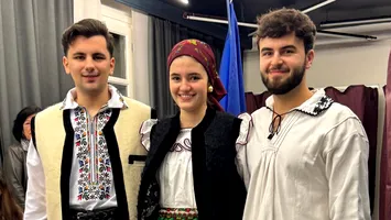 În costume populare, în Franța, în a doua zi de vot pentru Parlamentul României. Nu pot vota turiștii
