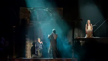 Accident grav la repetiţiile pentru spectacolul „Romeo şi Julieta”. Tenorul Octavian Ene (Romeo), fractură de tibie şi peroneu