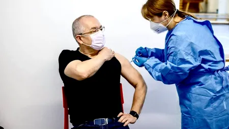 Emil Boc s-a vaccinat cu a doua doză de la AstraZeneca. Cum se simte edilul Clujului