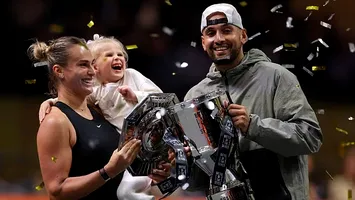 Șoc la Dubai: Nick Kyrgios a învins-o pe Aryna Sabalenka pe un teren ”tăiat”! Spectacol total, reguli bizare și un scandal imens la BBC