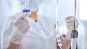 Microplastice pompate direct în sânge prin… pungile de perfuzii