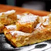Plăcintă cu mere în aluat foietaj: trucul cu merele stoarse și cubulețele de unt