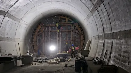 Mobilizare bună pe șantierul secțiunii 4 a autostrăzii Sibiu – Pitești. Utilajele traversează din nou tunelurile, cu o altă misiune (VIDEO)