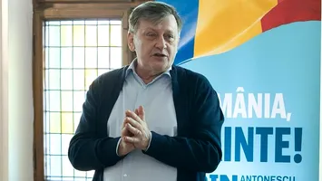 Crin Antonescu: Îmi vine să râd în hohote când Ponta se prezintă deghizat în personaj antisistem