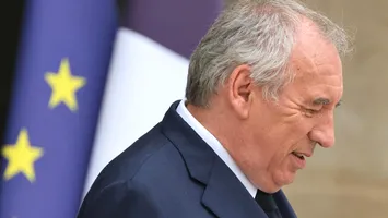 Soarta guvernului francez se decide, acum. Macron are ultimul cuvânt. Principalele greșeli ale premierului Bayrou
