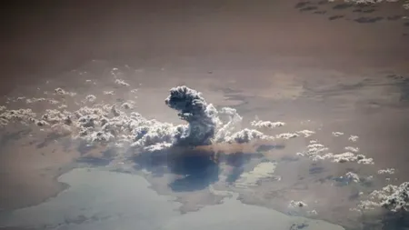 De la 255 de mile: O fotografie rară a unei formări spectaculoase de nori deasupra Peninsulei Arabe