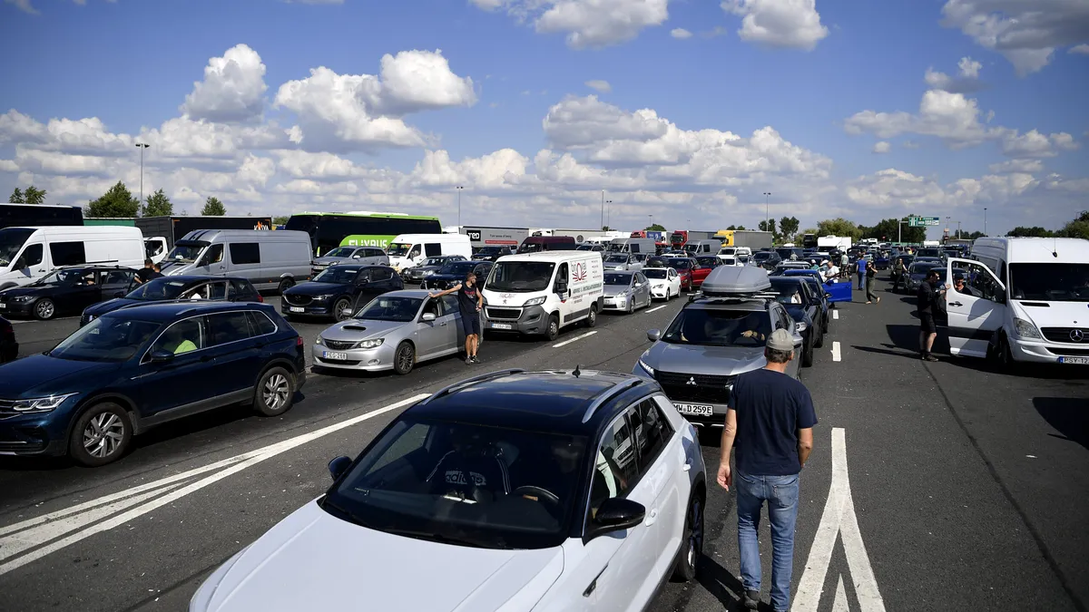 Cozi interminabile în Vama Giurgiu. Românii așteaptă o oră și jumătate să treacă în Bulgaria