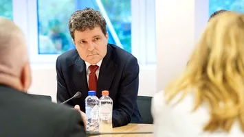 România taie bursele pentru olimpici: Ce spune Nicușor Dan, fost elev de aur la matematică