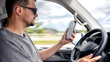 Funcția secretă de pe telefon pe care șoferii NU o folosesc. Îți poate salva viața!