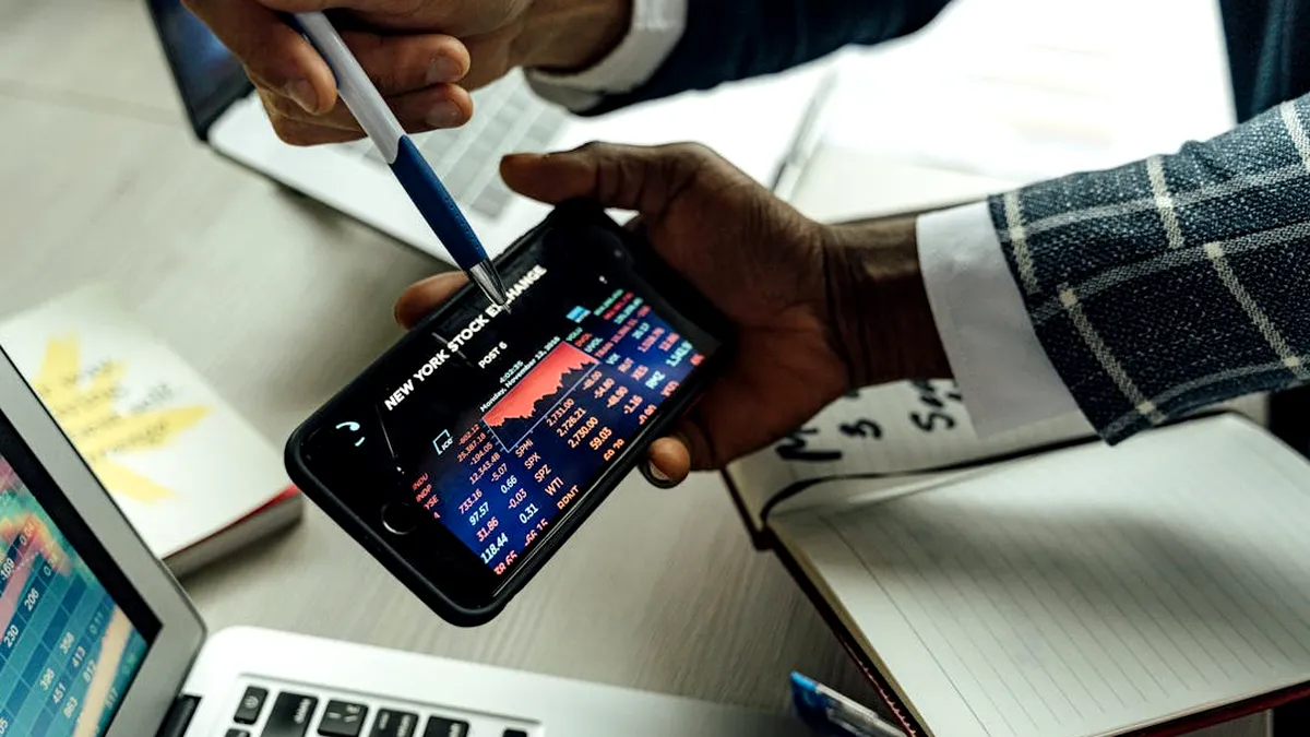 Obsesia lui Trump pentru Groenlanda prăbușește bursele. Scăderi masive în Europa și SUA pe fondul războiului tarifar