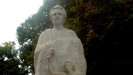 La Galați, prima statuie ridicată în memoria poetului național, Mihail Eminescu, în 1911