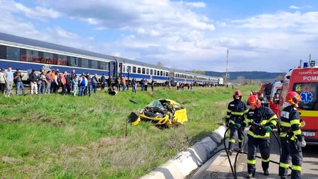 Mașină spulberată de tren pe calea ferată. Printre răniți se află și un copil de 7 ani