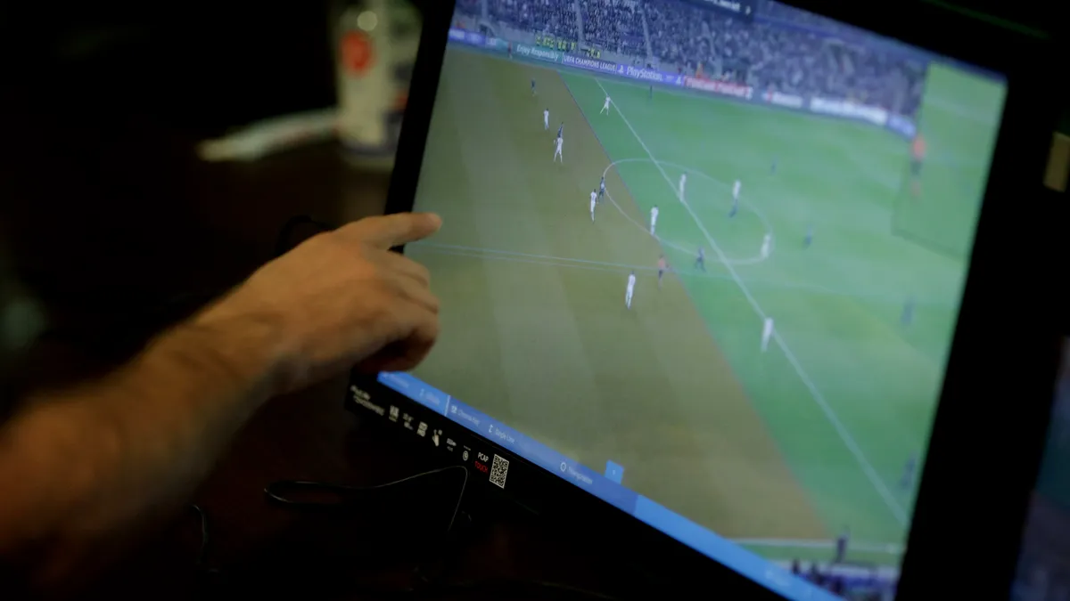 Cine sunt cei opt arbitrii români anchetați de FRF pentru că ar juca la pariuri sportive