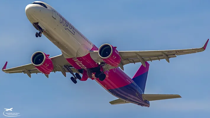 Scandal la îmbarcare. Pasageri Wizz Air, scoși din avion de poliție