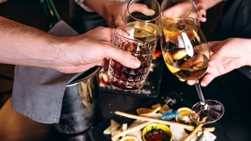 Românii, printre cei mai mari consumatori de alcool din lume. OMS avertizează: băuturile sunt prea ieftine, iar prețul real îl plătește sănătatea