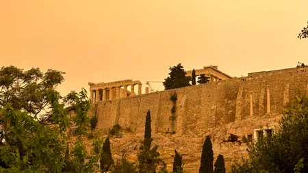 Atena și alte orașe din Grecia, acoperite de praful saharian (Foto și Video)