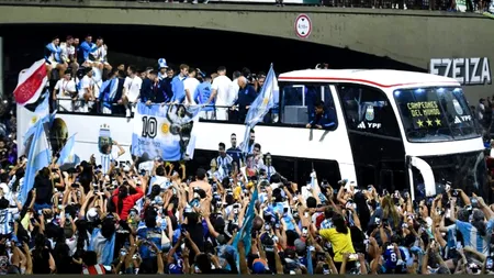 Suporterii Argentinei au făcut spectacol alături de câștigătorii Cupei Mondiale de Fotbal 2022 (Video)