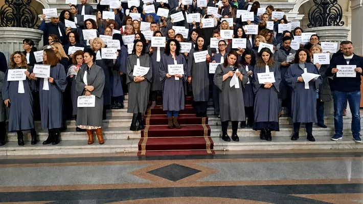 Grefierii amenință că blochează Justiția. Statul de drept funcționează numai cu sporurile incluse