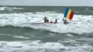 Constănțenii au înotat în mare de Ziua Națională. Apa a avut o temperatură de doar 12 grade