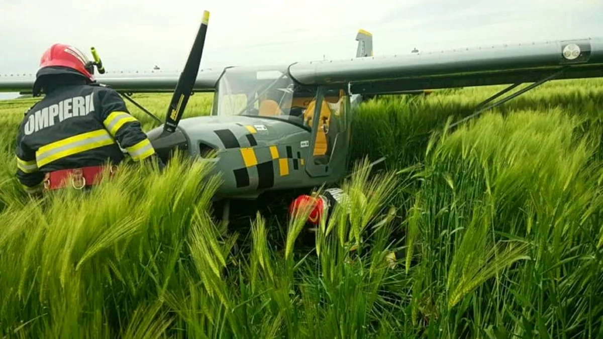 Un avion a aterizat forțat într-un lan de grâu, în Ialomița. Pompierii intervin la fața locului